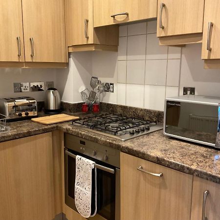 Apartamento Modern 2 Bed Apt In Egham High Street, With Private Parking And Wifi Exterior foto
