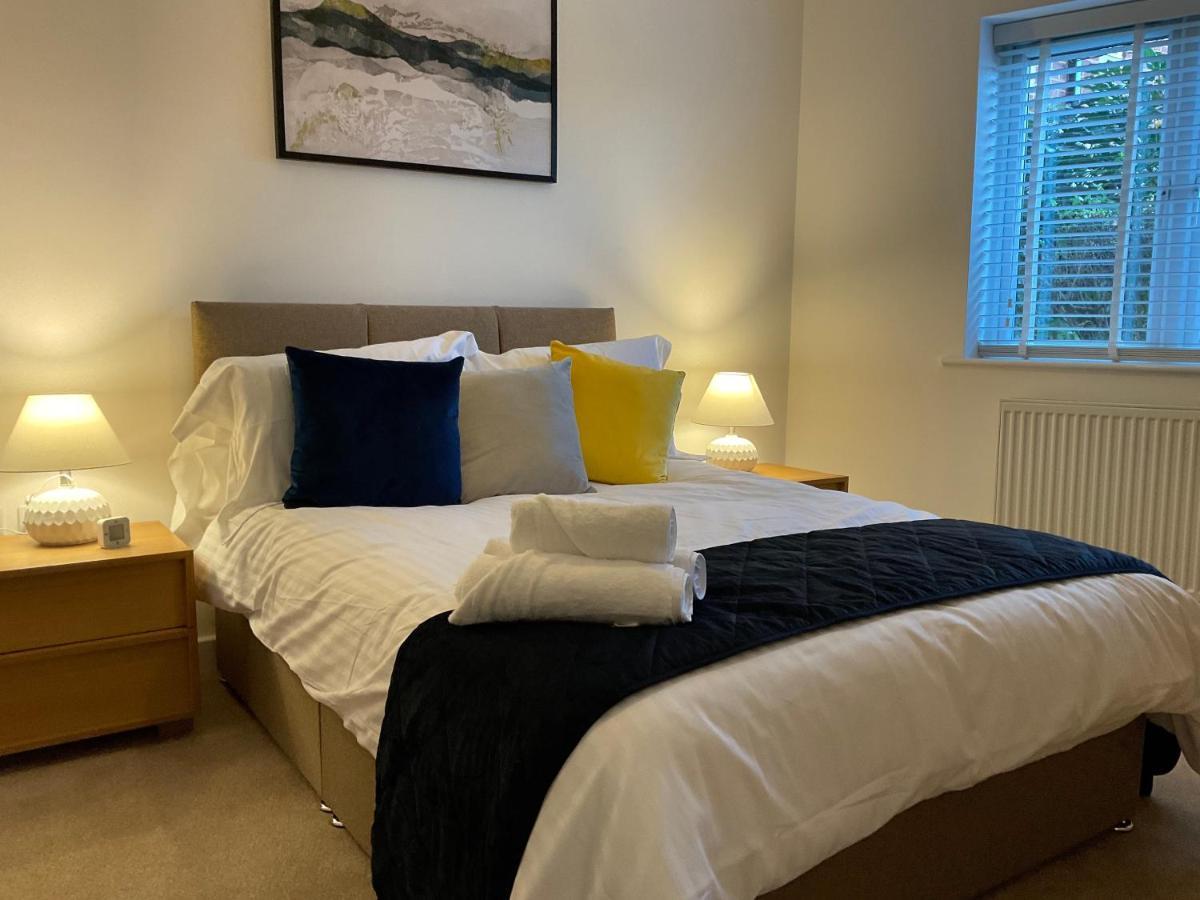 Apartamento Modern 2 Bed Apt In Egham High Street, With Private Parking And Wifi Exterior foto